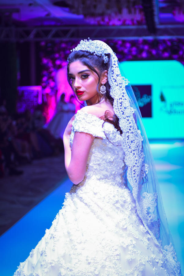 В Баку прошло красочное шоу "Семь красавиц" свадебных и вечерних платьев (ФОТО)