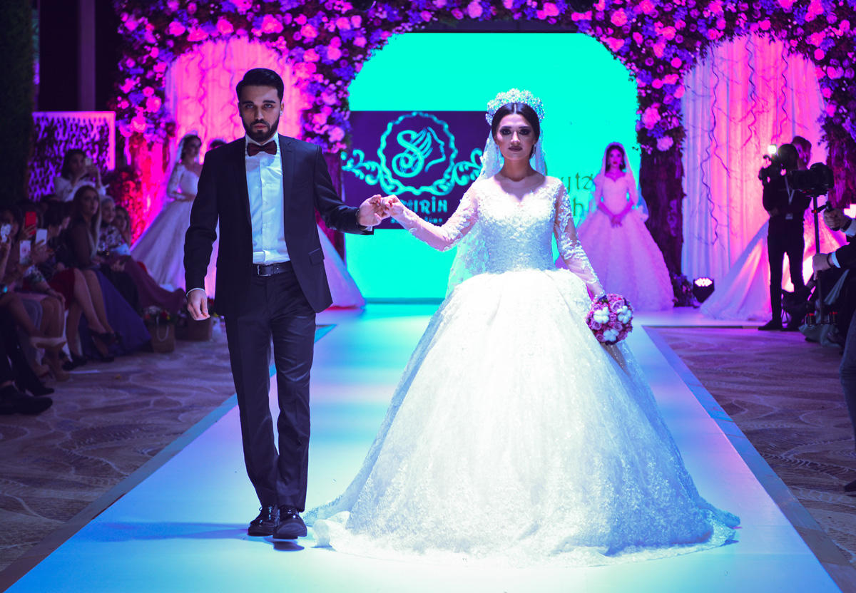 В Баку прошло красочное шоу "Семь красавиц" свадебных и вечерних платьев (ФОТО)