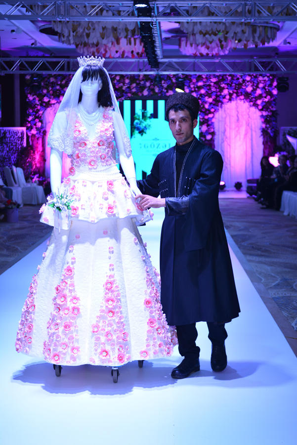 В Баку прошло красочное шоу "Семь красавиц" свадебных и вечерних платьев (ФОТО)