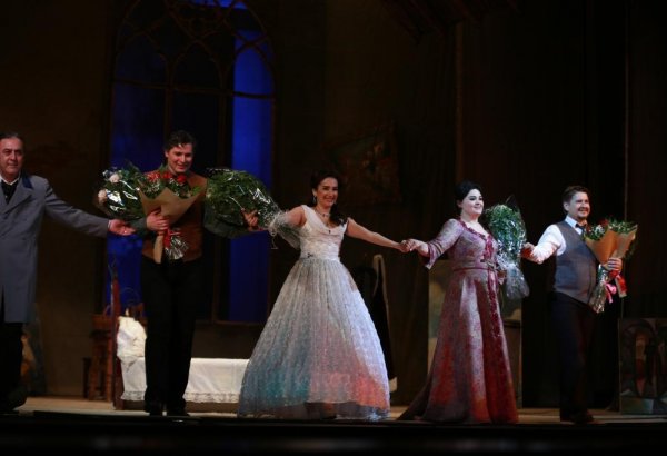 "Сцены из жизни богемы" в Баку (ФОТО)