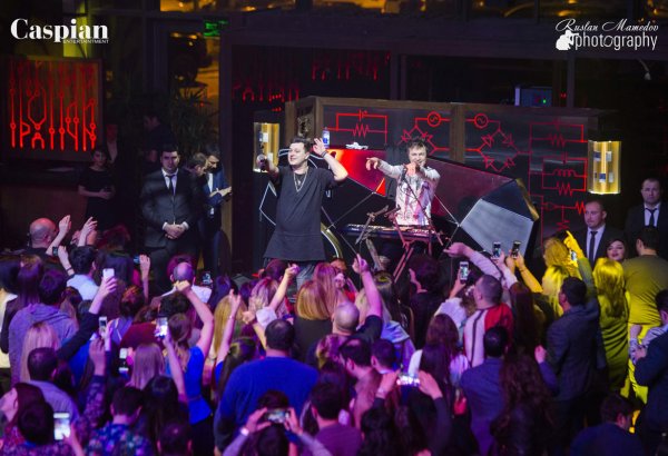 В Баку прошла вечеринка "Поднимаем руки вверх!" в стиле 90-х (ФОТО)