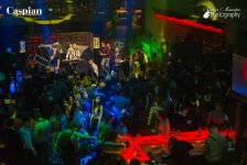 В Баку прошла вечеринка "Поднимаем руки вверх!" в стиле 90-х (ФОТО)