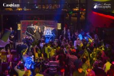 В Баку прошла вечеринка "Поднимаем руки вверх!" в стиле 90-х (ФОТО)