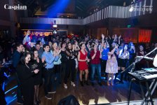 В Баку прошла вечеринка "Поднимаем руки вверх!" в стиле 90-х (ФОТО)