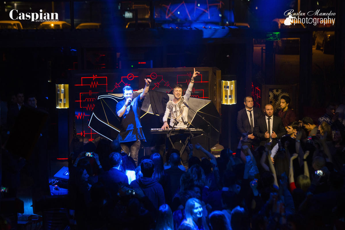 В Баку прошла вечеринка "Поднимаем руки вверх!" в стиле 90-х (ФОТО)