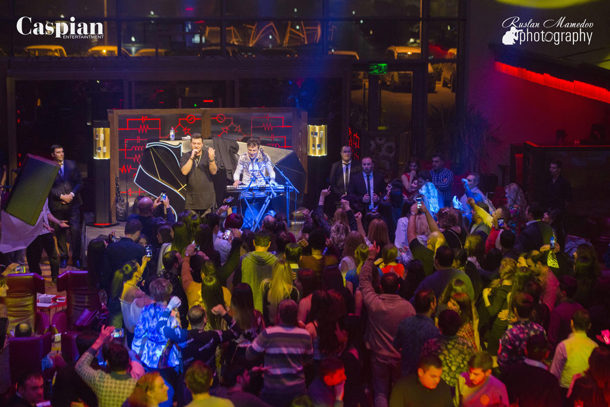 В Баку прошла вечеринка "Поднимаем руки вверх!" в стиле 90-х (ФОТО)