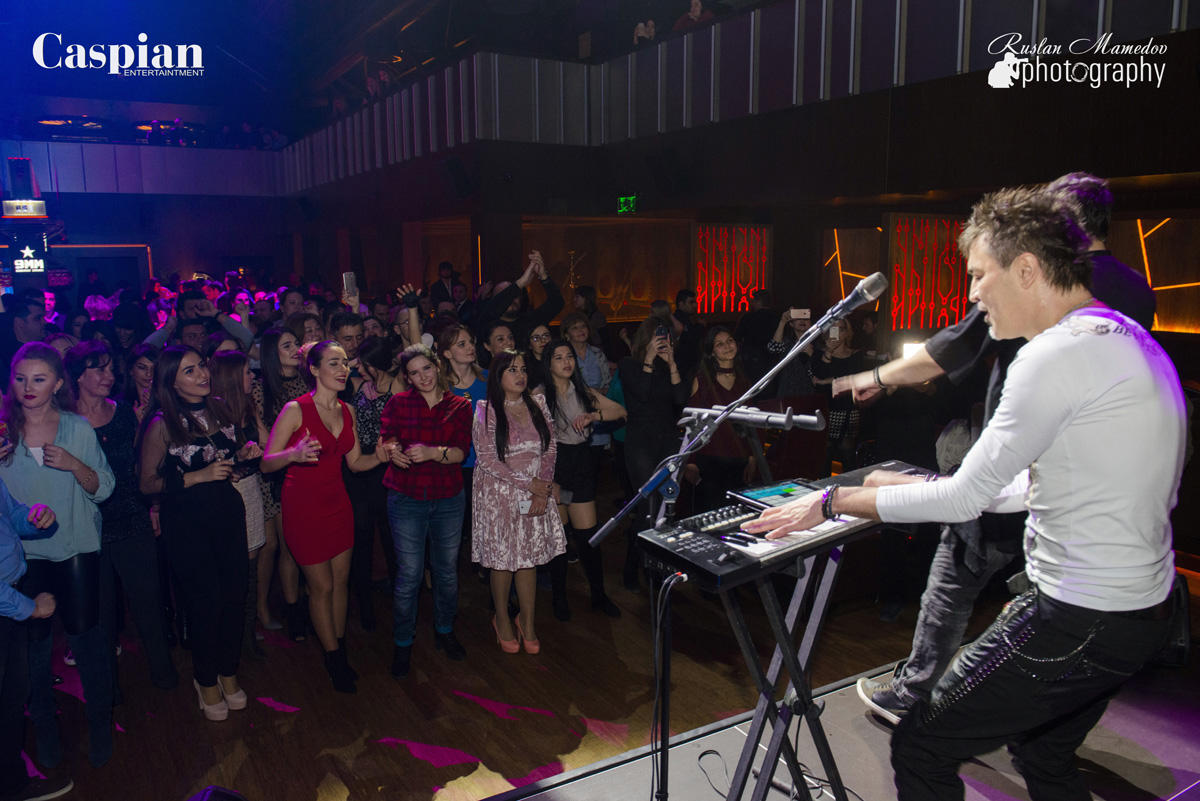В Баку прошла вечеринка "Поднимаем руки вверх!" в стиле 90-х (ФОТО)