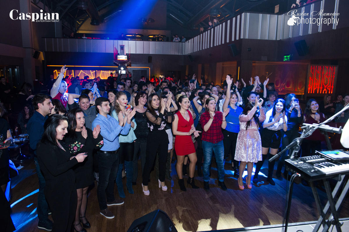 В Баку прошла вечеринка "Поднимаем руки вверх!" в стиле 90-х (ФОТО)