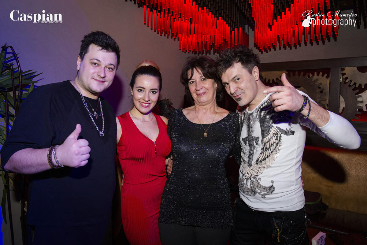 В Баку прошла вечеринка "Поднимаем руки вверх!" в стиле 90-х (ФОТО)