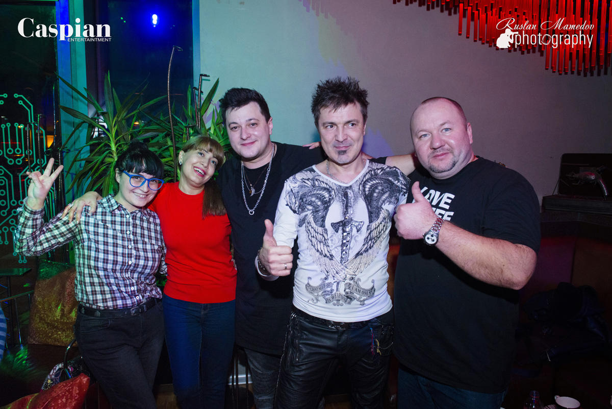 В Баку прошла вечеринка "Поднимаем руки вверх!" в стиле 90-х (ФОТО)