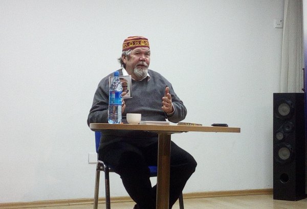 В однокомнатной бакинской квартире не спит мужчина средних лет, которого считают неудачником