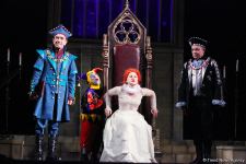 Наталья Шаровская стала королевой Елизаветой  - красочная премьера под дождем (ФОТО)