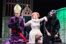 Наталья Шаровская стала королевой Елизаветой  - красочная премьера под дождем (ФОТО)