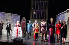 Наталья Шаровская стала королевой Елизаветой  - красочная премьера под дождем (ФОТО)