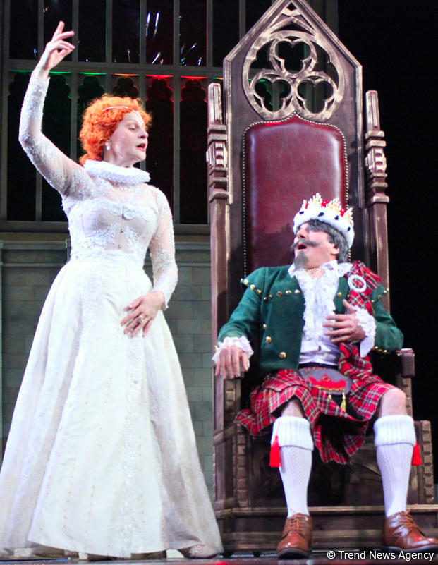 Наталья Шаровская стала королевой Елизаветой  - красочная премьера под дождем (ФОТО)