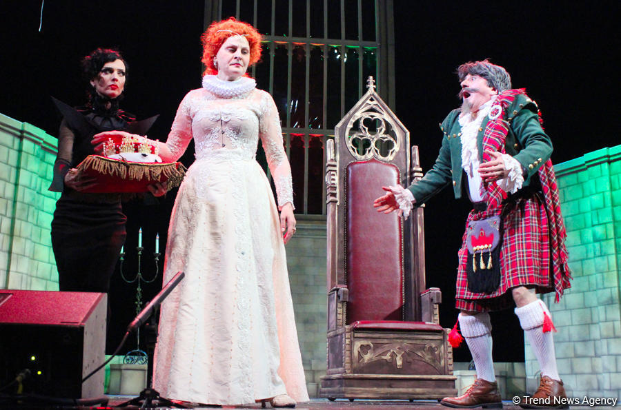 Наталья Шаровская стала королевой Елизаветой  - красочная премьера под дождем (ФОТО)