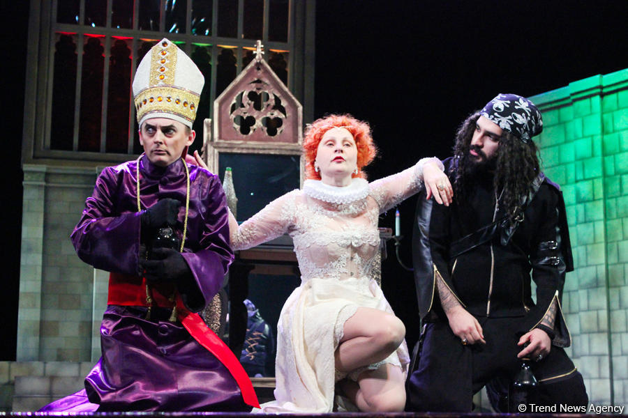 Наталья Шаровская стала королевой Елизаветой  - красочная премьера под дождем (ФОТО)