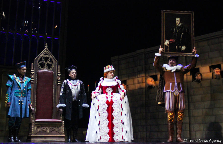 Наталья Шаровская стала королевой Елизаветой  - красочная премьера под дождем (ФОТО)