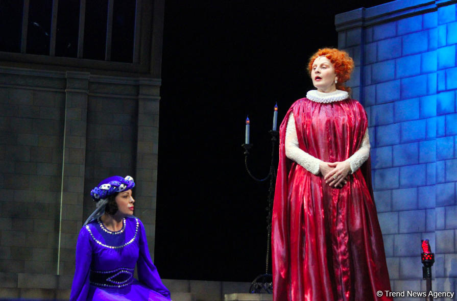 Наталья Шаровская стала королевой Елизаветой  - красочная премьера под дождем (ФОТО)