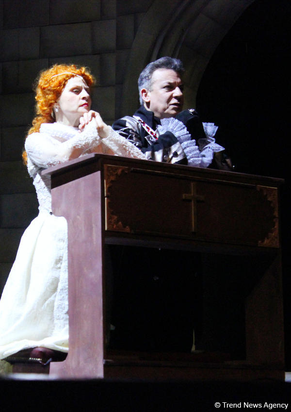 Наталья Шаровская стала королевой Елизаветой  - красочная премьера под дождем (ФОТО)