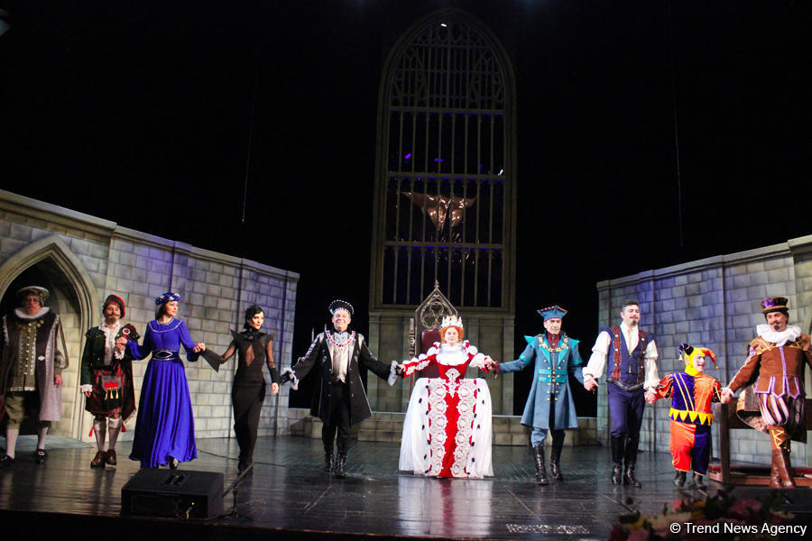 Наталья Шаровская стала королевой Елизаветой  - красочная премьера под дождем (ФОТО)