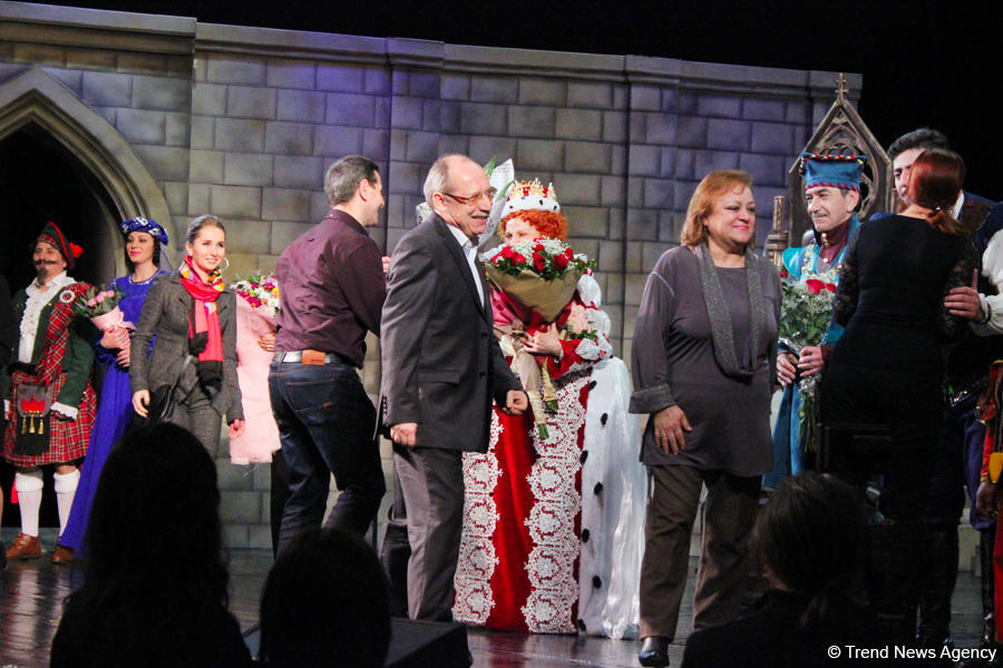 Наталья Шаровская стала королевой Елизаветой  - красочная премьера под дождем (ФОТО)