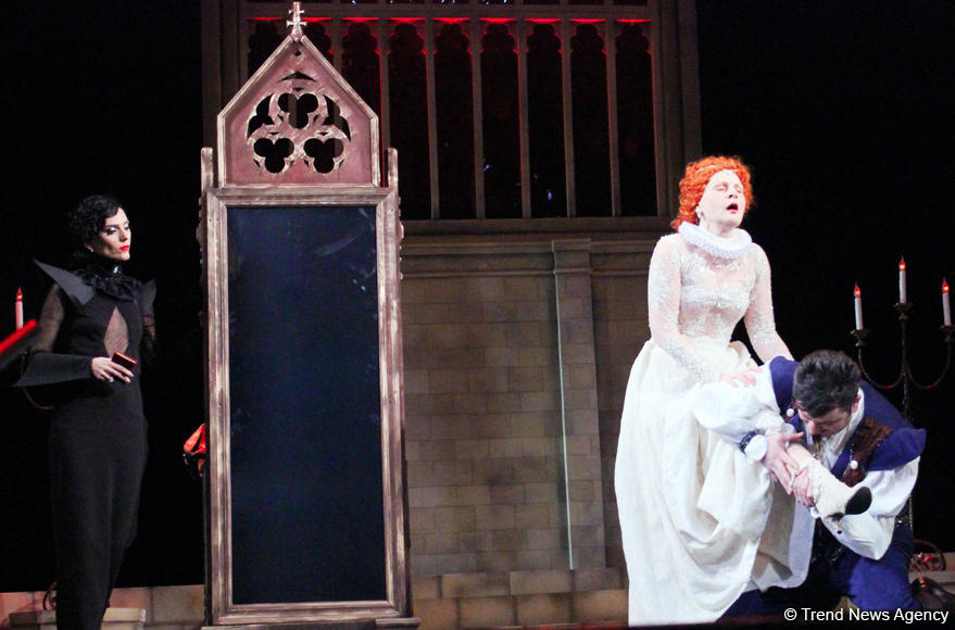 Наталья Шаровская стала королевой Елизаветой  - красочная премьера под дождем (ФОТО)