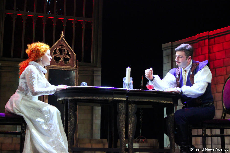 Наталья Шаровская стала королевой Елизаветой  - красочная премьера под дождем (ФОТО)