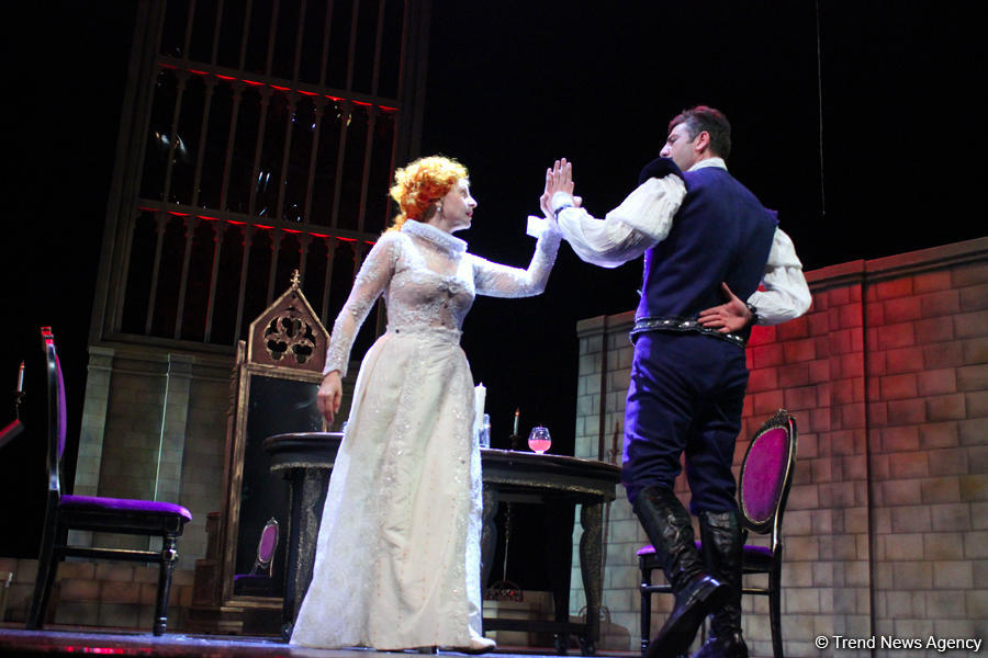 Наталья Шаровская стала королевой Елизаветой  - красочная премьера под дождем (ФОТО)