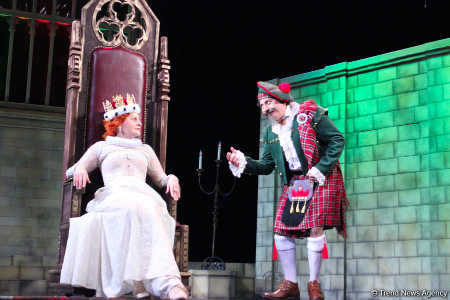 Наталья Шаровская стала королевой Елизаветой  - красочная премьера под дождем (ФОТО)