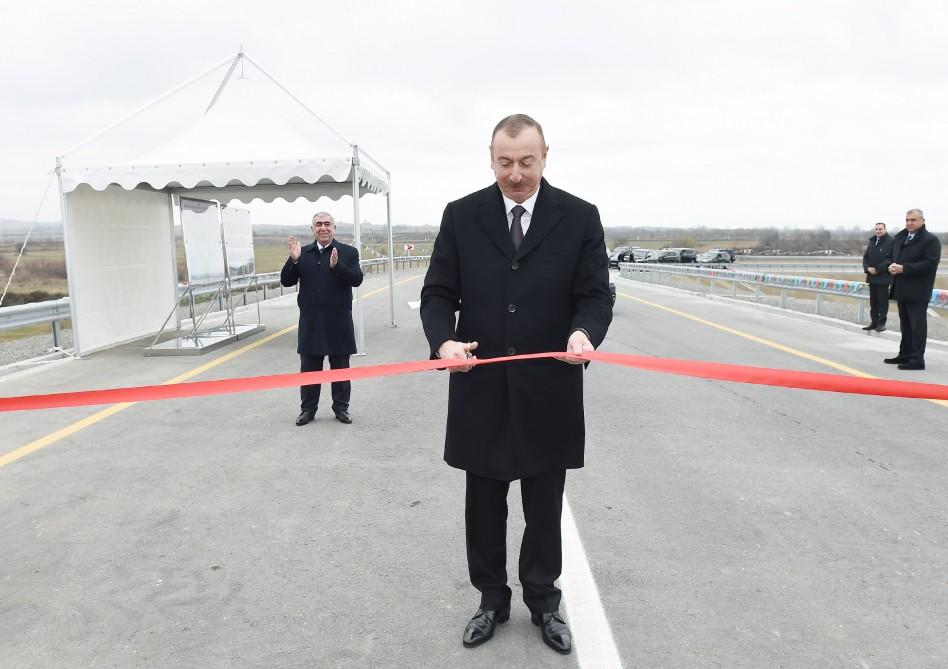 Президент Ильхам Алиев принял участие в открытии реконструированного участка Аран-Гарагаджи дороги Мингячевир-Бахрамтепе (ФОТО)
