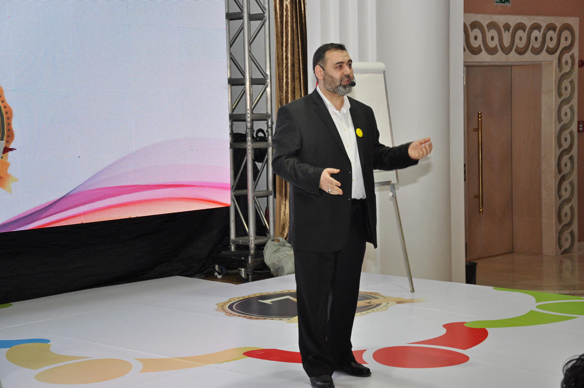 В Баку показали как управлять жизнью и временем (ФОТО)