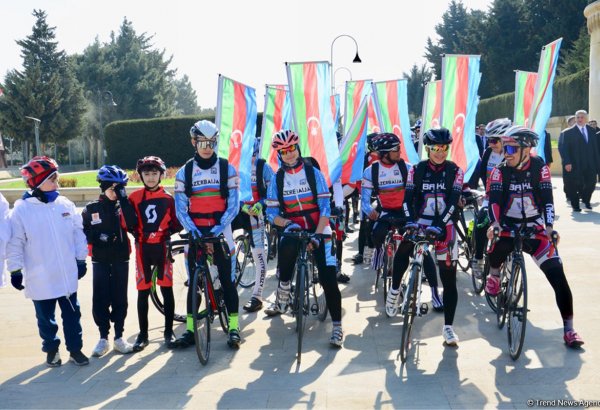 В  Баку состоялся велопробег по случаю Дня физкультуры и спорта (ФОТО)