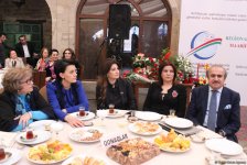 Азербайджанские женщины отмечают 8 марта (ФОТО)