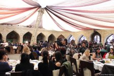 Азербайджанские женщины отмечают 8 марта (ФОТО)