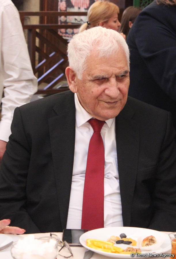 Азербайджанские женщины отмечают 8 марта (ФОТО)