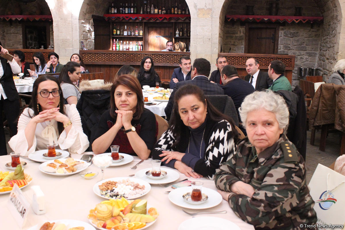 Азербайджанские женщины отмечают 8 марта (ФОТО)