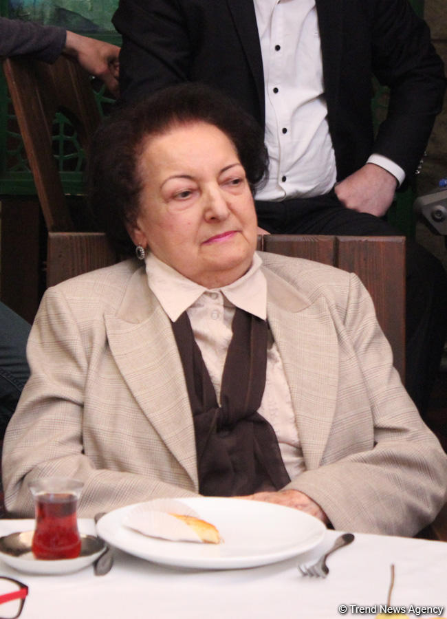 Азербайджанские женщины отмечают 8 марта (ФОТО)