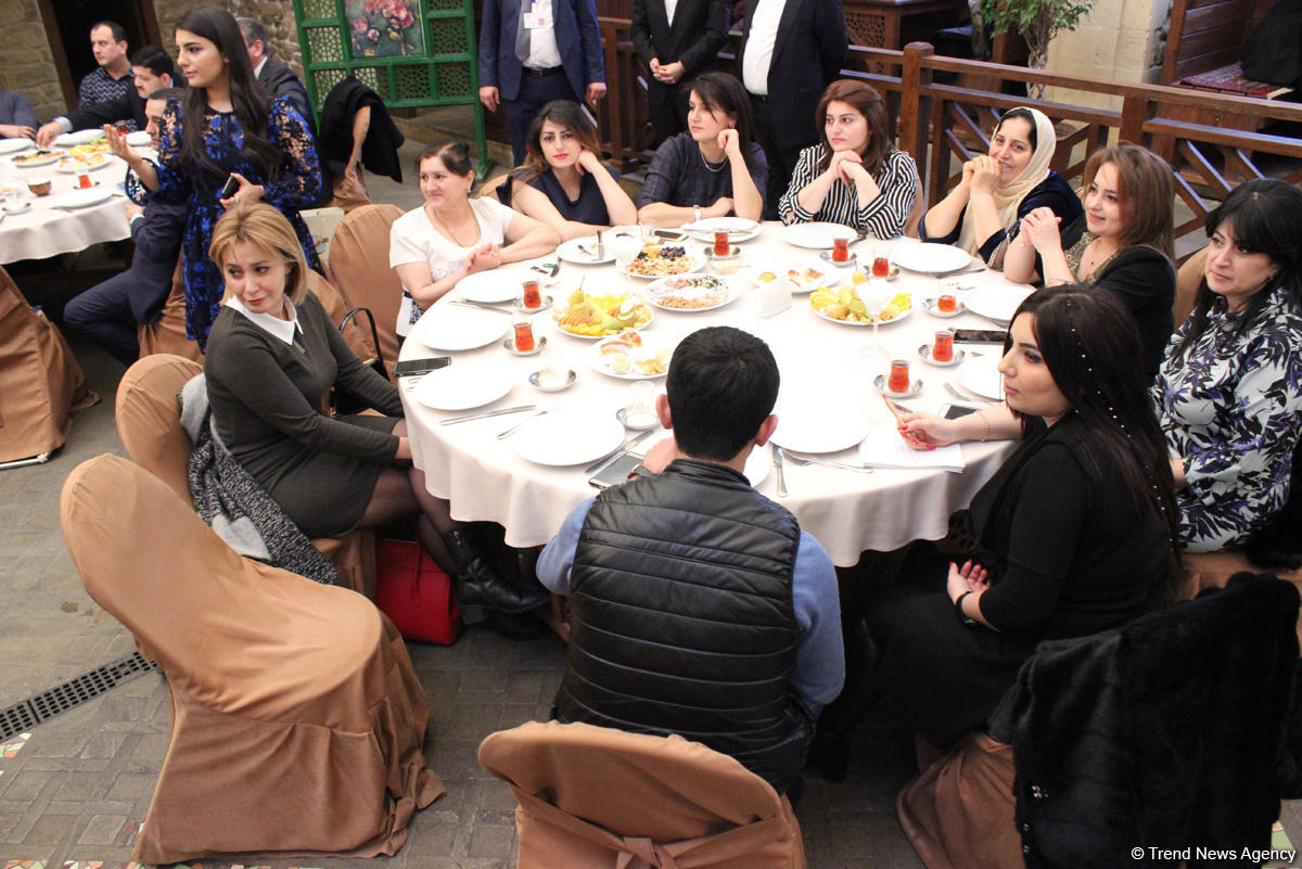 Азербайджанские женщины отмечают 8 марта (ФОТО)