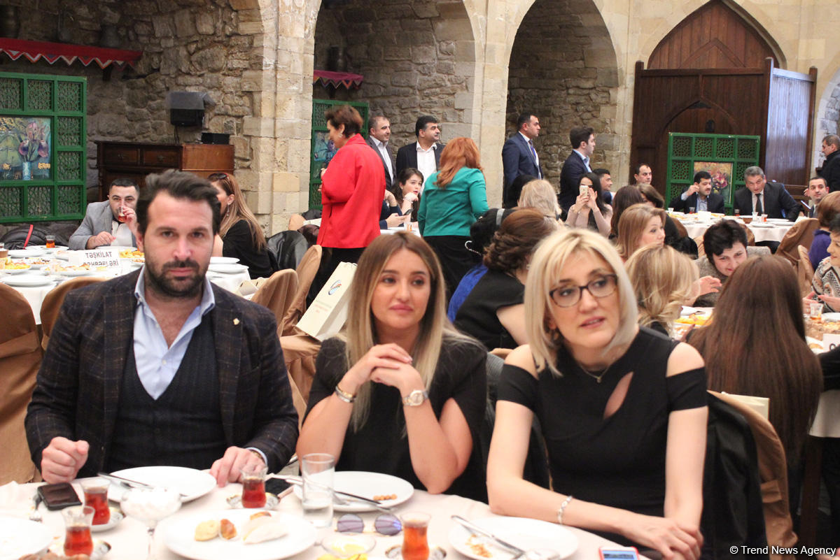 Азербайджанские женщины отмечают 8 марта (ФОТО)