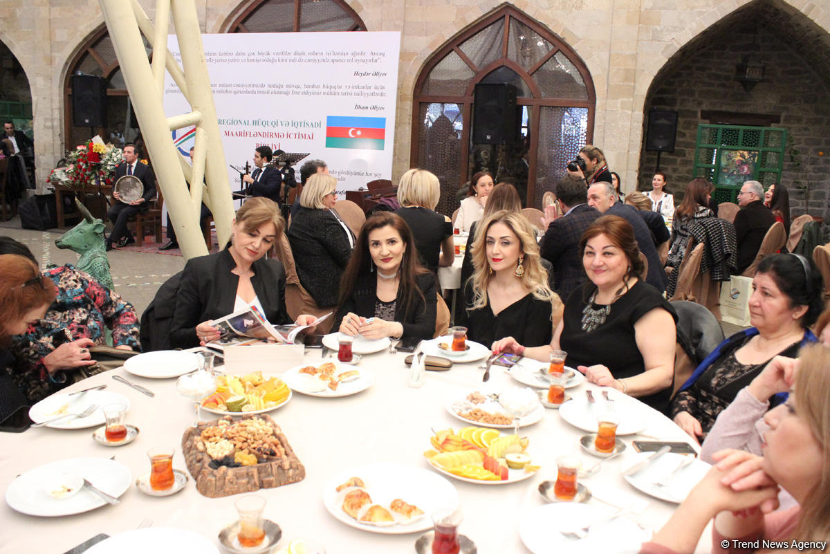 Азербайджанские женщины отмечают 8 марта (ФОТО)