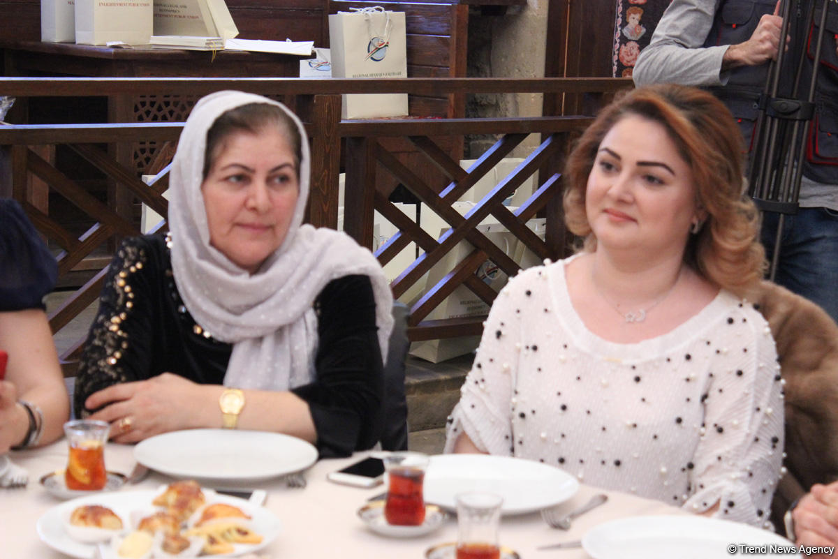 Азербайджанские женщины отмечают 8 марта (ФОТО)