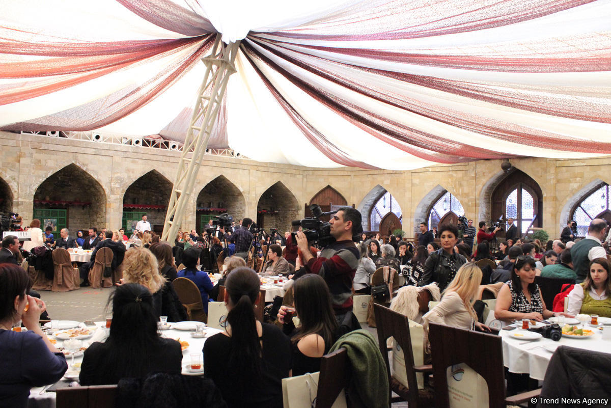 Азербайджанские женщины отмечают 8 марта (ФОТО)