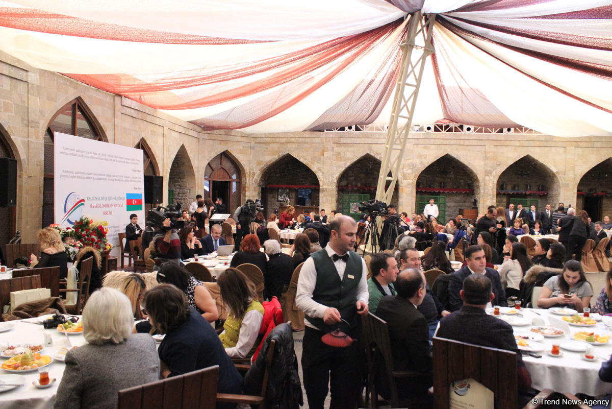 Азербайджанские женщины отмечают 8 марта (ФОТО)