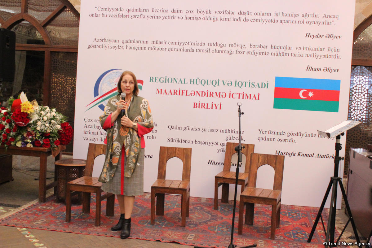 Азербайджанские женщины отмечают 8 марта (ФОТО)