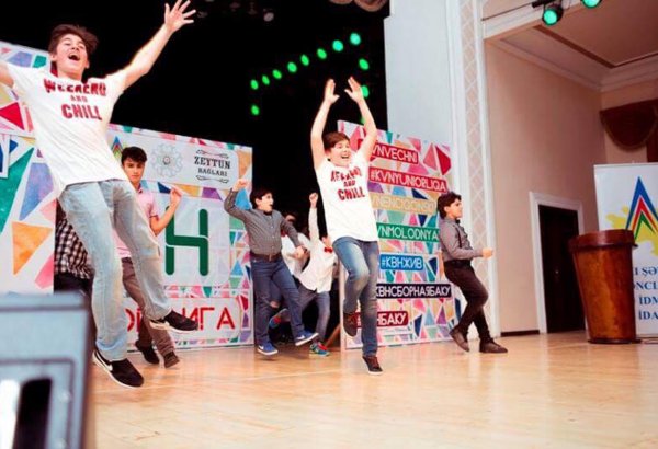 50 оттенков смеха бакинских юношей и девушек (ФОТО)