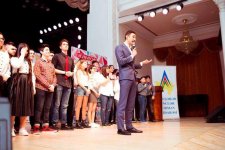 50 оттенков смеха бакинских юношей и девушек (ФОТО)