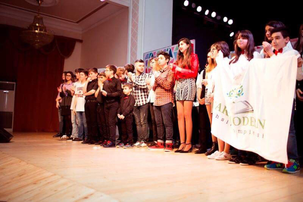 50 оттенков смеха бакинских юношей и девушек (ФОТО)