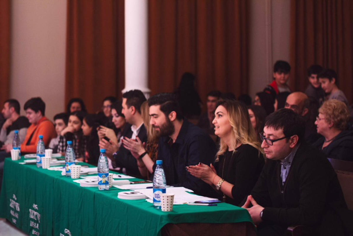 50 оттенков смеха бакинских юношей и девушек (ФОТО)