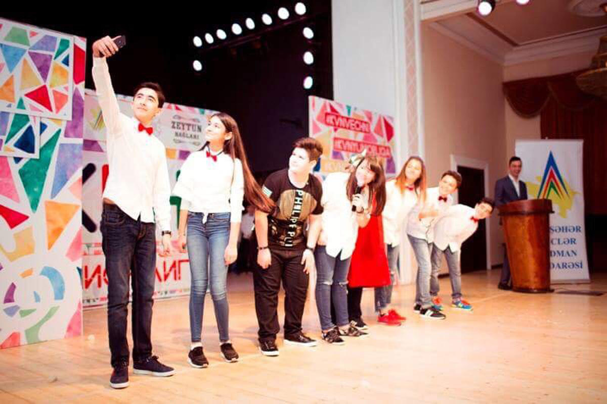 50 оттенков смеха бакинских юношей и девушек (ФОТО)